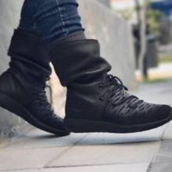 Nike ROSHE Two Hi Flyknit Trainer Sneakers - Picture 7 of 8